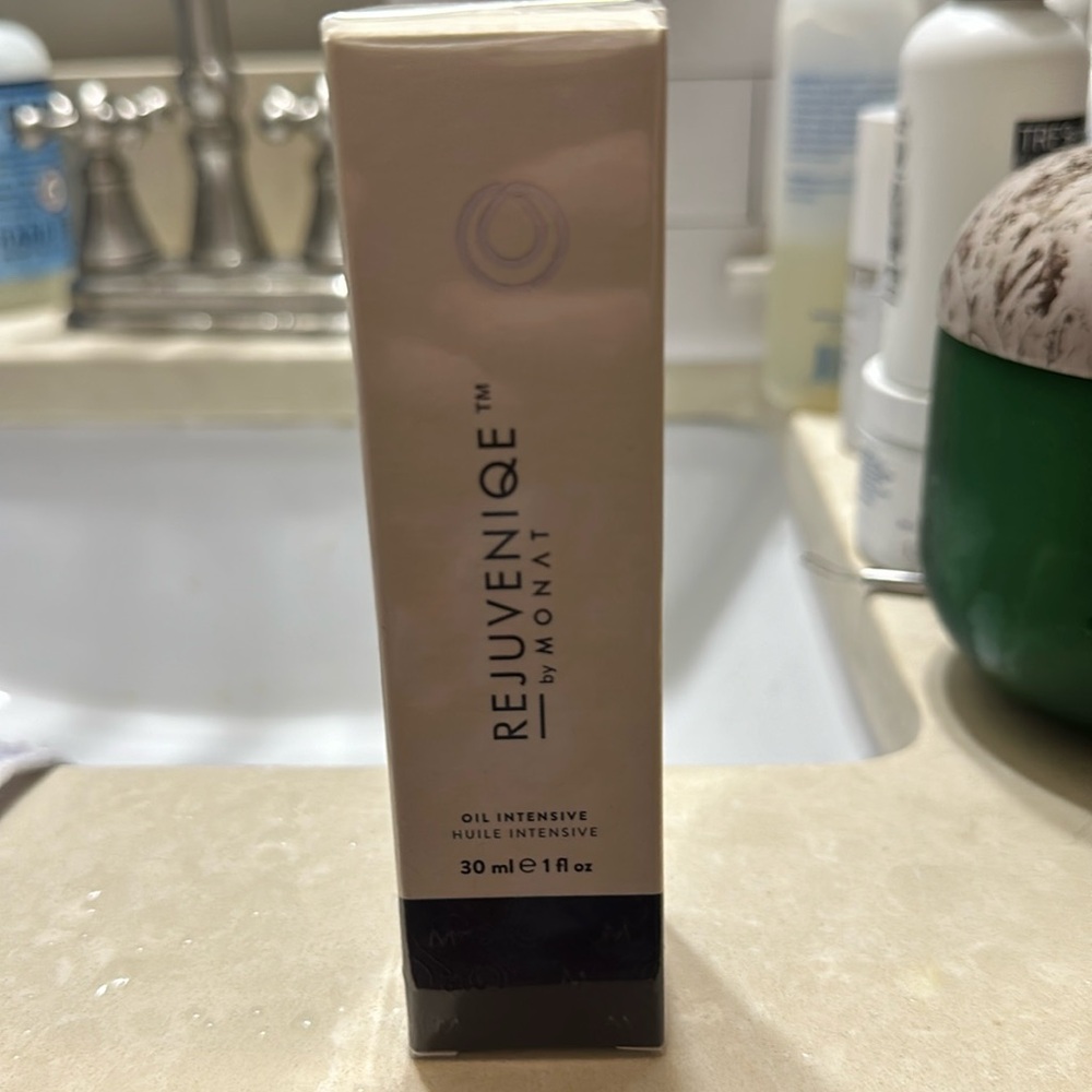 Sealed rejuvenique oil by monat